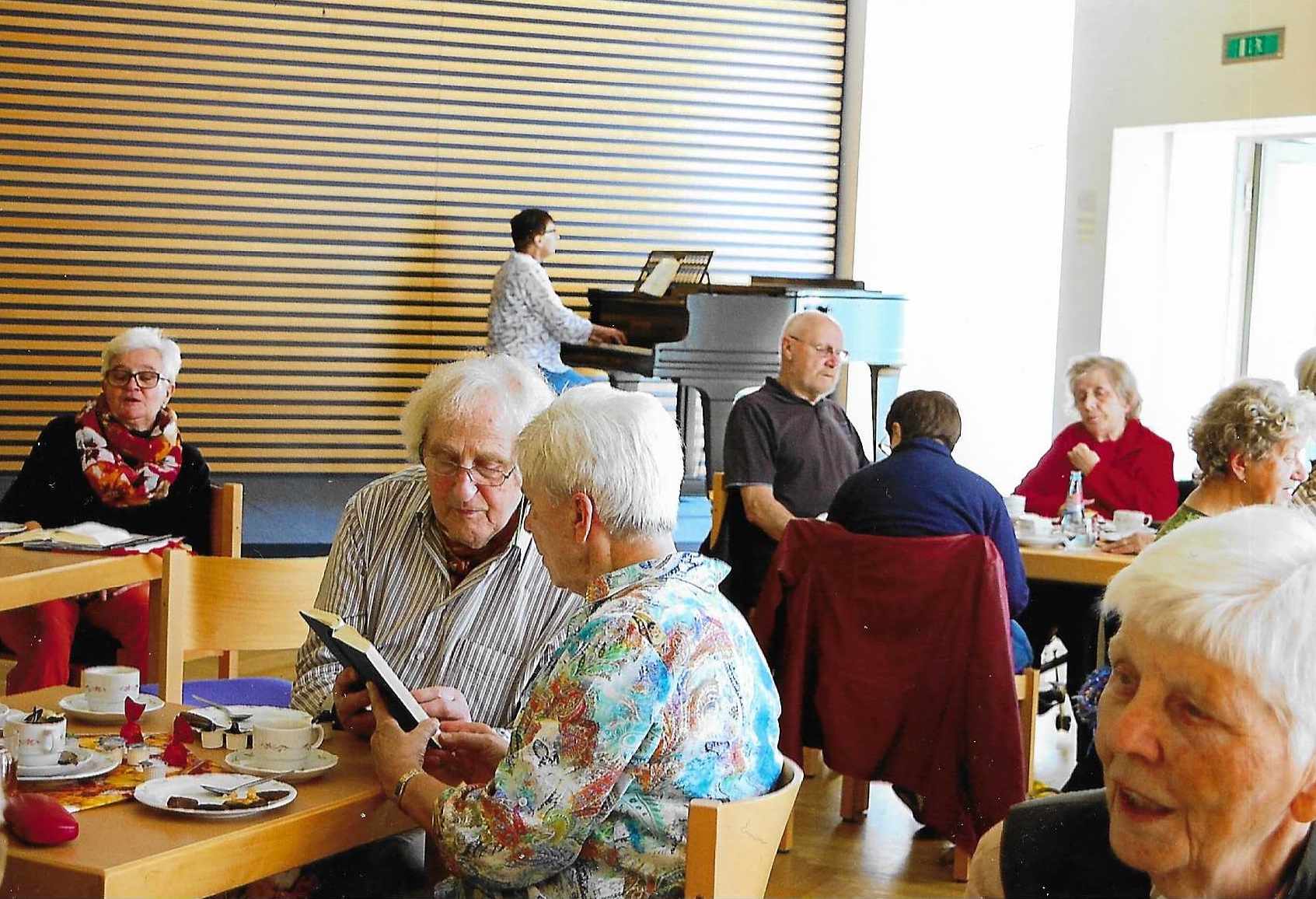 Seniorenkreis St. Andreas Kirche Chemnitz trifft sich bei Kaffee und Kuchen